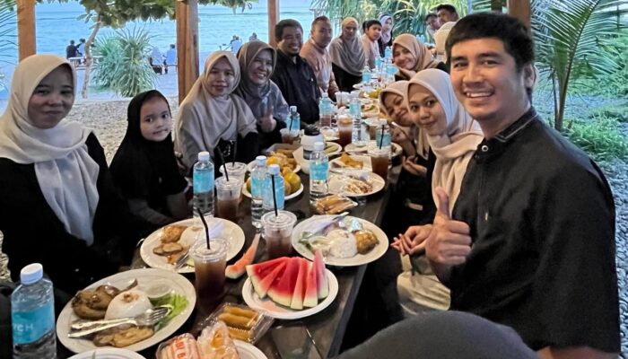 RUMAN Aceh Buka Puasa Bersama Timnya Di Pantai Pulau Kapuk