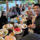 Foto 1: Tim RUMAN Aceh menikmati menu buka puasa yang telah dipesan pada salah satu pengelola kafe di Pulau Kapuk, Desa Mon Ikeun, Lhoknga, Aceh Besar, Senin (17/3) malam.(Waspada/Ist)