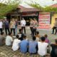 Kapolres Tapteng, AKBP Wahyu Endrajaya, SIK, MSi memberikan nasehat kepada puluhan remaja yang berhasil diamankan Polsek Pandan saat tawuran di Jalan Sutan Singengu, Paruhuman Kelurahan Sibuluan Baru, Kecamatan Pandan Kabupaten Tapteng dan Jalan Padangsidempuan, tepatnya di depan Trans Countainer, Senin (17/3) sekira pukul 22.40 Wib. Waspada/ist