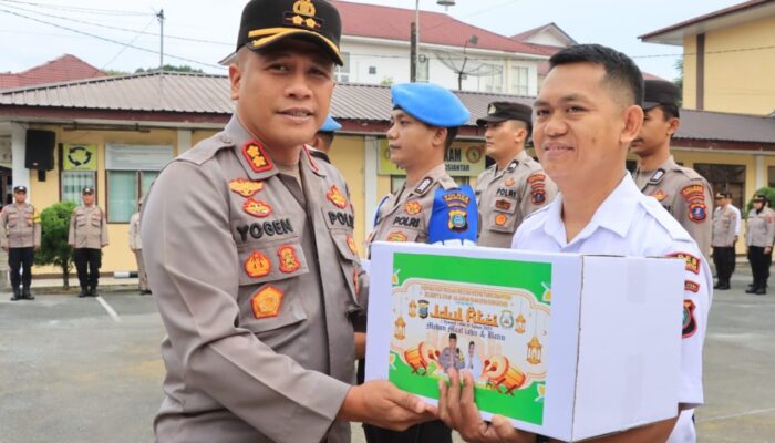 Kapolres P.Siantar Serahkan Bingkisan Lebaran Kepada Personelnya