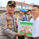 Kapolres Pematangsiantar AKBP Yogen Heroes Baruno (kiri) menyerahkan paket lebaran kepada personel, ASN dan PHL Polres sebagai wujud perhatian pimpinan dalam menyambut Hari Raya Idul Fitri 1446 H di lapangan apel Mapolres, Jl. Sudirman, Selasa (18/3).(Waspada-Ist).