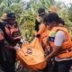 Tim gabungan Polri, TNI dan Basarnas mengevakuasi jenazah korban banjir Padangsidimpuan. (Waspada/Ist)