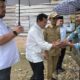 WAGUB Aceh, H. Fadhlullah, SE saat menemui warga penerima Bantuan Rumah Layak Huni. Waspada/Ist.