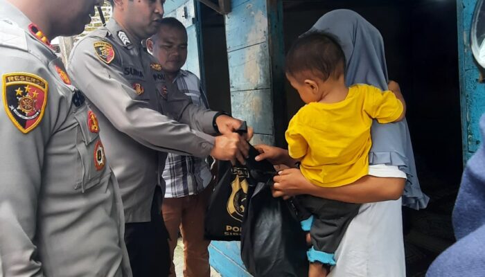 Polsek Sibolga Sambas Berbagi Sembako Kepada Warga