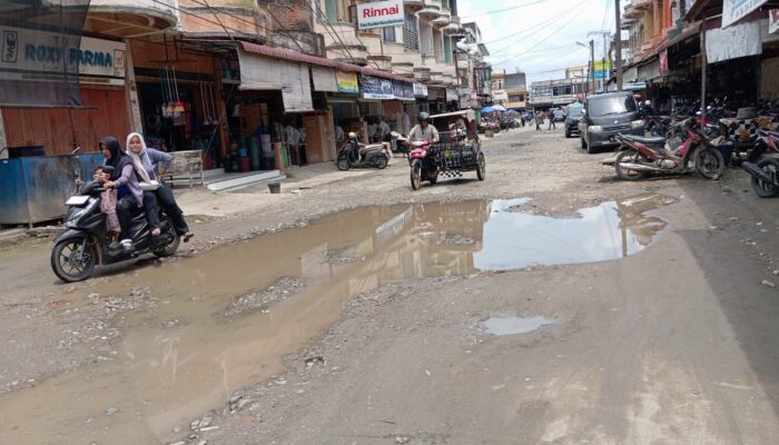 Jalan Rusak Di Pusat Kota Lhoksukon Resahkan Warga