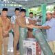 Bupati Simalungun diwakili Asisten Administrasi Umum, Akmal H Siregar bersama Tim Safari Ramadhan menyerahkan 2 lembar ambal panjang dan loudspeaker kepada BKM Masjid Al Hidayah Marihat Bandar, Selasa (18/3).(Waspada/ist).