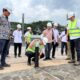 Wali Kota Medan Rico Waas saat mengecek tiang lampu taman depan Stadion Teladan yang sudah goyang-goyang sebelum diresmikan. Waspada/ME Ginting