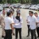 Wakil Wali Kota Herlina (tiga kanan depan) mewakili Wali Kota Wesly Silalahi mencek atau melakukan pemeriksaan terhadap 205 kenderaan dinas roda empat Pemko Pematangsiantar di lapangan Adam Malik, Rabu (19/3).(Waspada-Ist).