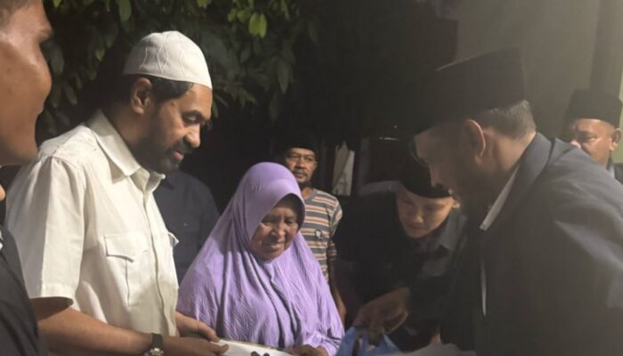 Beralas Tikar, Mualem Buka Puasa Bersama Di Halaman Rumah Korban Konflik Aceh