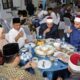 Wakil Wali Kota Herlina (empat kanan) bersama sejumlah pimpinan OPD Pemko Pematangsiantar berbuka puasa bersama dengan dua Dai Al-Azhar Asy Syarif Kairo, Mesir (satu dan dua kanan) di rumah dinas wakil wali kota, Jl. Maluku, Rabu (19/3).(Waspada-Ist).