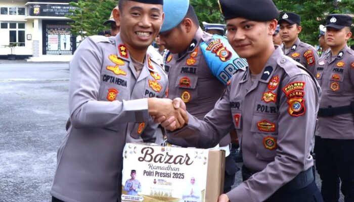 Kapolres Bener Meriah Bagikan Parsel Lebaran