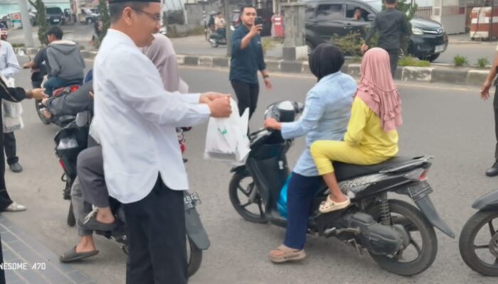 Bank Aceh Syariah Takengon Bagikan Takjil Dan Santuni Anak Yatim
