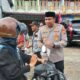 KAPOLRES Subulussalam, AKBP Yhogi Hadisetiawan, SIK, MIK memberi takjil kepada seorang pengendara sepeda motor. (Waspada/Ist)