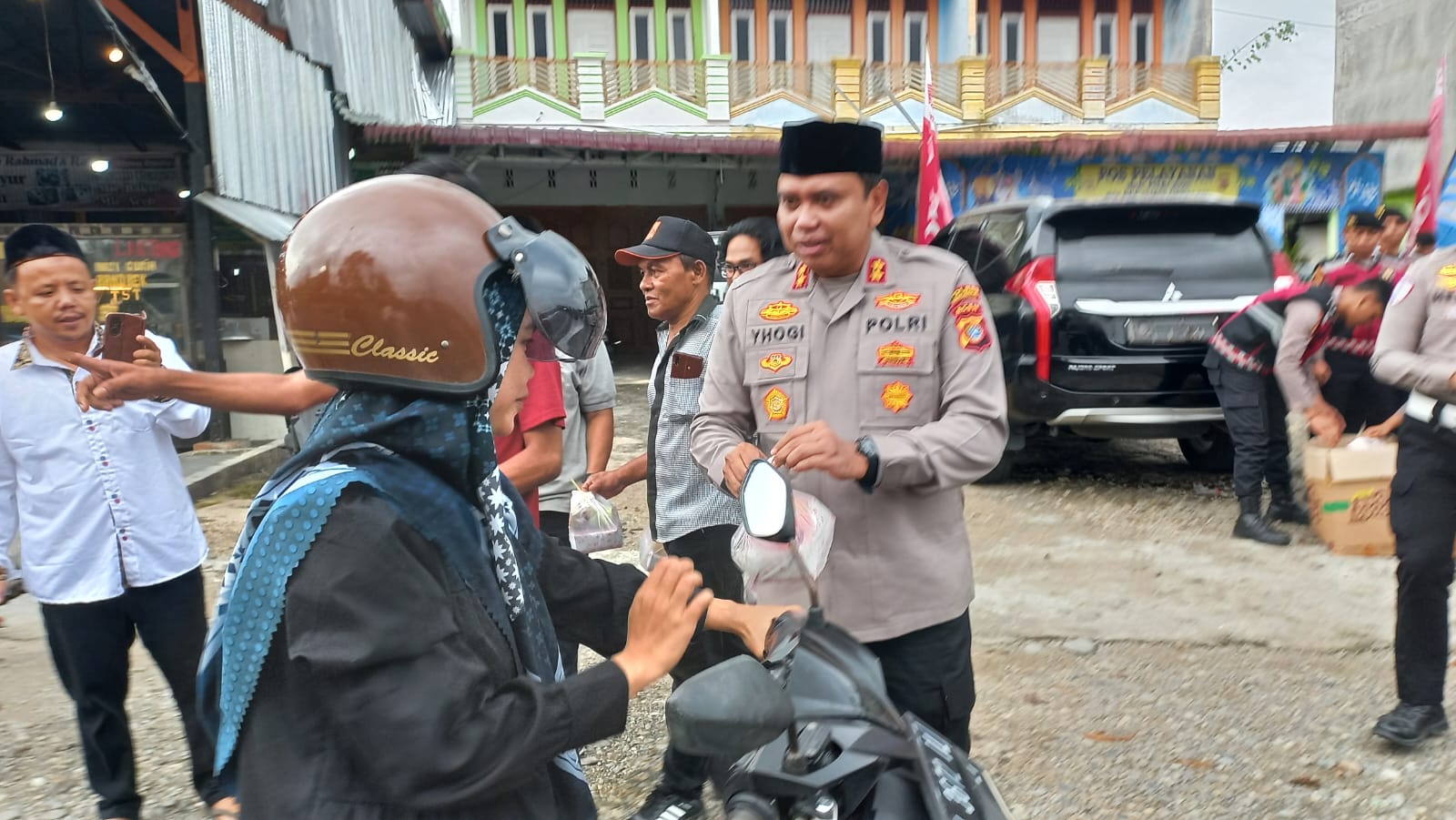 KAPOLRES Subulussalam, AKBP Yhogi Hadisetiawan, SIK, MIK memberi takjil kepada seorang pengendara sepeda motor. (Waspada/Ist)