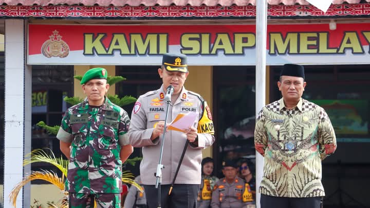 KAPOLRES Dairi AKBP Faisal Andri Pratomo(tengah) memimpin apel pasukan Oprasi Ketupat 2025 sekaligus membacakan amanat Kapolri Jenderal Polisi Drs. Listyo Sigit Prabowo, M.Si.Waspada/ist.