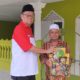 Sekretaris PC INTI Asahan Bustami Chie Pit, memberikan bantuan parcel kepada salah satu pengurus BKM di Masjid yang ada di Kel Dadmulyo,Kec Kota Kisaran Barat, kab Asahan. Waspada/Rasudin Sihotang 