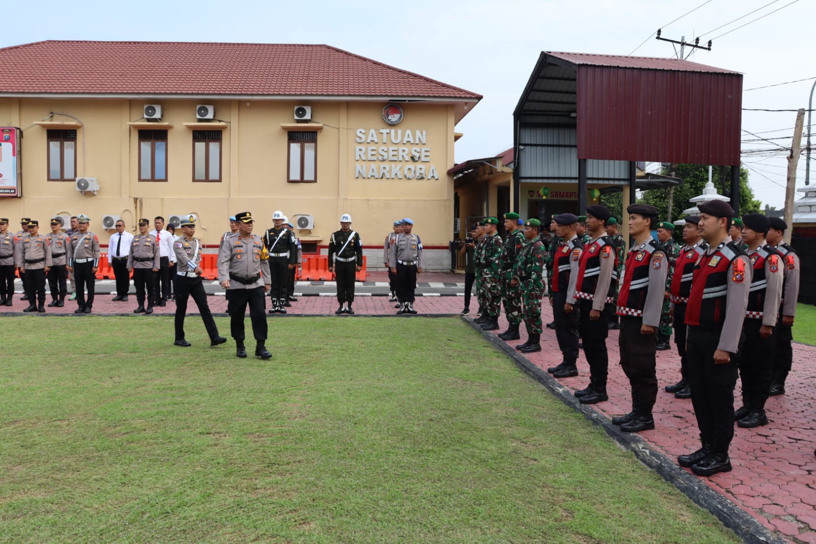 Wakapolres Labuhanbatu Kompol H. Matondang, memeriksa barisan saat gelar apel pasukan. (Waspada/Ist).