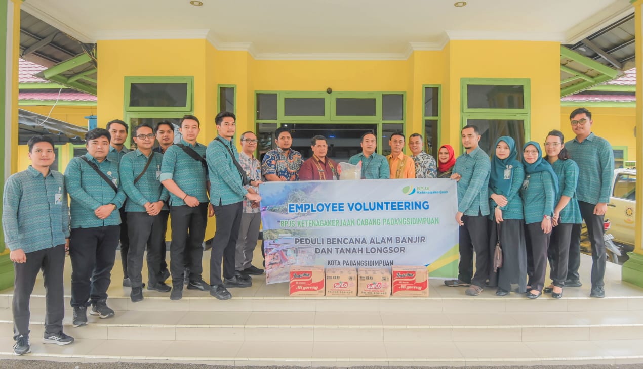 Kepala Kantor BPJS Ketenagakerjaan Cabang Padangsidimpuan Christian Natanael Sianturi (9 kanan), Asisten II Pemko Padangsidimpuan, Rahuddin Harahap dan dan Asisten III M.Ary Junaidi DP Lubis foto bersama saat penyerahan bantuan BPJS Ketenagakerjaan untuk korban banjir Padangsidimpuan, Kamis (20/3/2025). Waspada/ist.