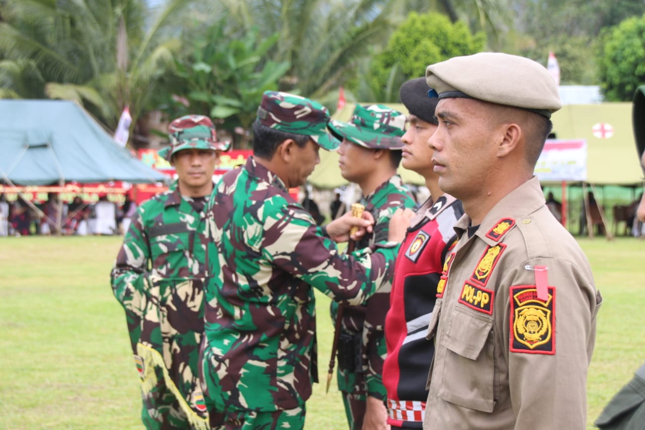 Danrem 023/KS, Kolonel Inf. Jansen P Nainggolan, M.Sc mewakili Pangdam I/BB secara resmi menutup TMMD ke-123 Kodim 0212/Tapsel di Desa Pintu Padang Kabupaten Padanglawas, dengan pencopotan tanda peserta. (Waspada/Ist)