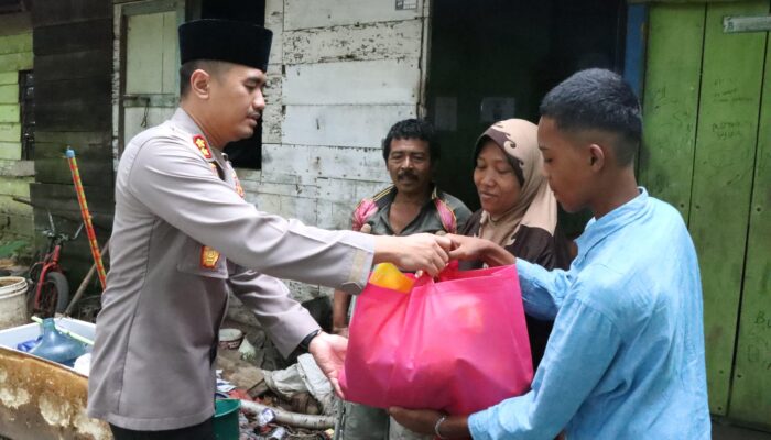 Kapolres Tapteng Berikan Bansos Kepada Keluarga Kurang Mampu