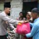 Kapolres Tapteng, AKBP Wahyu Endrajaya, SIK, MSi sedang memberikan bantuan sembako kepada keluarga kurang mampu di Kecamatan Pandan, Kabupaten setempat, Rabu (19/3). Waspada/ist