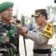 Kapolres Aceh Timur AKBP Nova Suryandaru SIK, menyematkan pita dalam Apel Gelar Pasukan Operasi Ketupat Seulawah 2025 di Lapangan Apel Sarja Arya Racana Polres Aceh Timur di Idi, Kamis (20/3). Waspada/Muhammad Ishak
