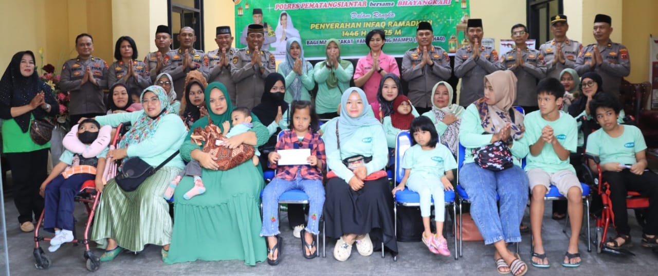 Kapolres Pematangsiantar AKBP Yogen Heroes Baruno (lima kanan) bersama Ketua Bhayangkari Cabang Polres Sandra Yogen (enam kanan), Wakapolres Kompol Henrik Situmorang (empat kanan), para Kabag dan Kasat menyerahkan Infak kepada Yayasan RRABK di ruang lobi Mapolres, Jl. Sudirman, Rabu (19/3) sore.(Waspada-Ist).