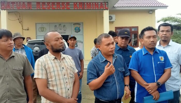 Massa KNPI Dan AMPI Datangi Mapolres Palas