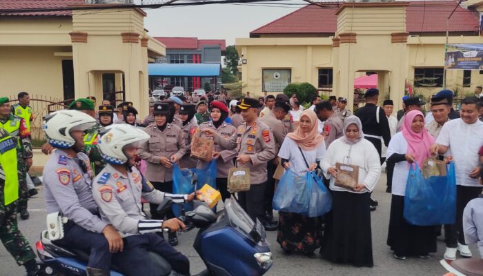 RS Cut Meutia, BSI Dan Polres Langsa Bagikan 2.500 Takjil Ke Pengendara