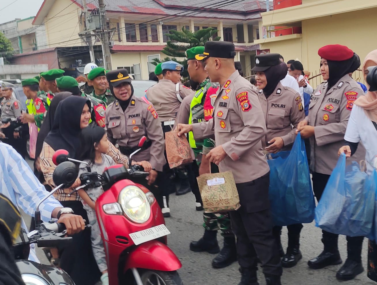 RS Cut Meutia, BSI Dan Polres Langsa Bagikan 2.500 Takjil Ke Pengendara RS Cut Meutia, BSI Dan Polres Langsa Bagikan 2.500 Takjil Ke Pengendara