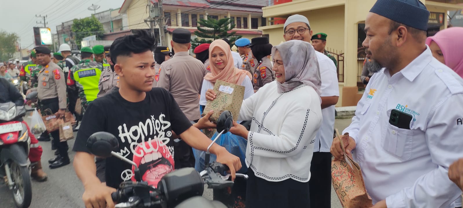 RS Cut Meutia, BSI Dan Polres Langsa Bagikan 2.500 Takjil Ke Pengendara RS Cut Meutia, BSI Dan Polres Langsa Bagikan 2.500 Takjil Ke Pengendara