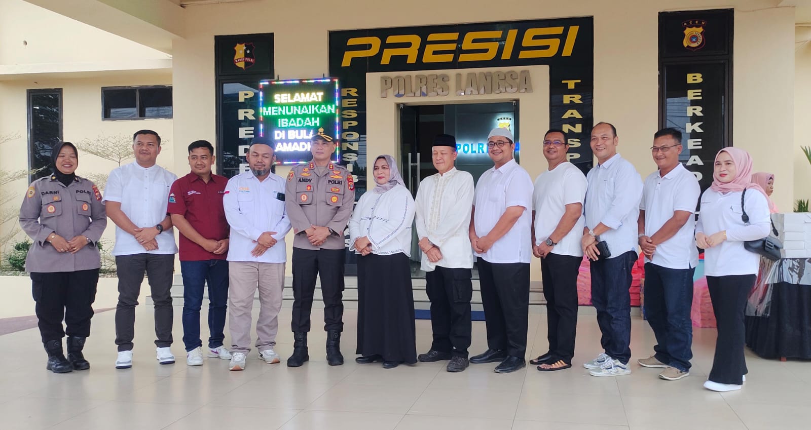 RS Cut Meutia, BSI Dan Polres Langsa Bagikan 2.500 Takjil Ke Pengendara RS Cut Meutia, BSI Dan Polres Langsa Bagikan 2.500 Takjil Ke Pengendara