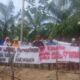 Sejumlah karyawan PT. Sumber Asih (PT. Mopoli Raya) resah dan melancarkan protes terkait penjualan aset perusahaan, sedangkan kewajiban perusahaan membayar hak karyawan belum dilunasi di Kecamatan Seruway, Kabupaten Aceh Tamiang, Jumat (21/3). Waspada/ Muhammad Hanafiah