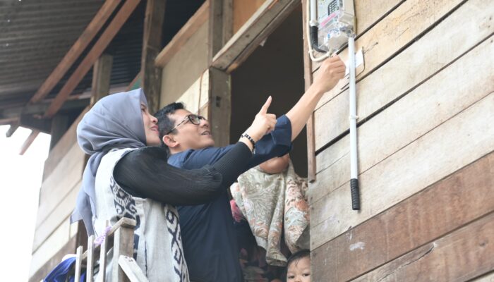 Irwansyah Bantu Pemasangan Meteran Listrik Warga Kurang Mampu Di Neusu Aceh