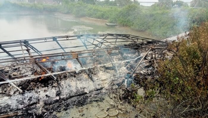 Kapal Misterius Bermesin Tempel Speed Boat Terbakar Di Pantai Cermin
