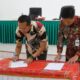 BUPATI Humbahas Oloan Paniara Nababan (kanan), Kajari Humbahas, Noordien Kusumanegara teken komitmen pemberantasan korupsi dalam kesepahaman bersama penanganan hukum bidang perdata. Waspada/Ist