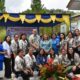 KETUA TP. PKK Humbahas Ny. Erma Oloan Paniaran Nababan foto bersama dalam giat Supervisi desa percontohan di Kecamatan Sijamapolang. Waspada/Ist