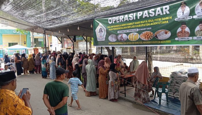 Seratusan Warga Aceh Utara Antre Sembako Murah
