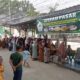 Warga Kecamatan Tanah Pasir, Aceh Utara antre bahan kebutuhan pokok di lokasi pasar murah yang digelar Dinas Perdagangan, Perindustrian, Koperasi, dan Usaha Kecil Menengah (Disperindagkop UKM) setempat, Sabtu (22/3).Waspada/Zainal Abidin