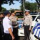 Kapolresta Bandar Soetta Kombes Pol Ronald Sipayung berbincang dengan salah satu personelnya saat gelar Operasi Ketupat Jaya 2025.(Waspada/ist).