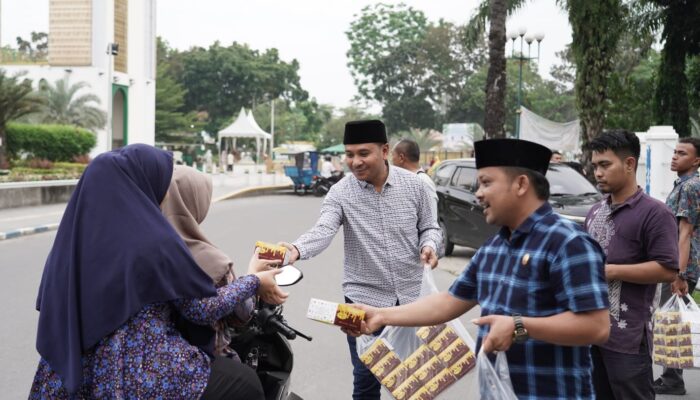Berbagi Ribuan Takjil Gratis, Komisi II DPRD Deliserdang Tunjukkan Kepedulian Kepada Warga