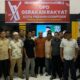 Ketua Gerakan Rakyat Padangsidimpuan, Faisal Reza Pane (tengah) foto bersama dengan Sekretaris, Erlan (2 kanan), Ketua Penasehat Mayor Purnawirawan Pardamean Sihombing (3 kiri belakang) dan pengurus Gerakan Rakyat Kota Padangsidimpuan foto bersama usai Musda, Jumat (21/3/2025). Waspada/Mohot Lubis.