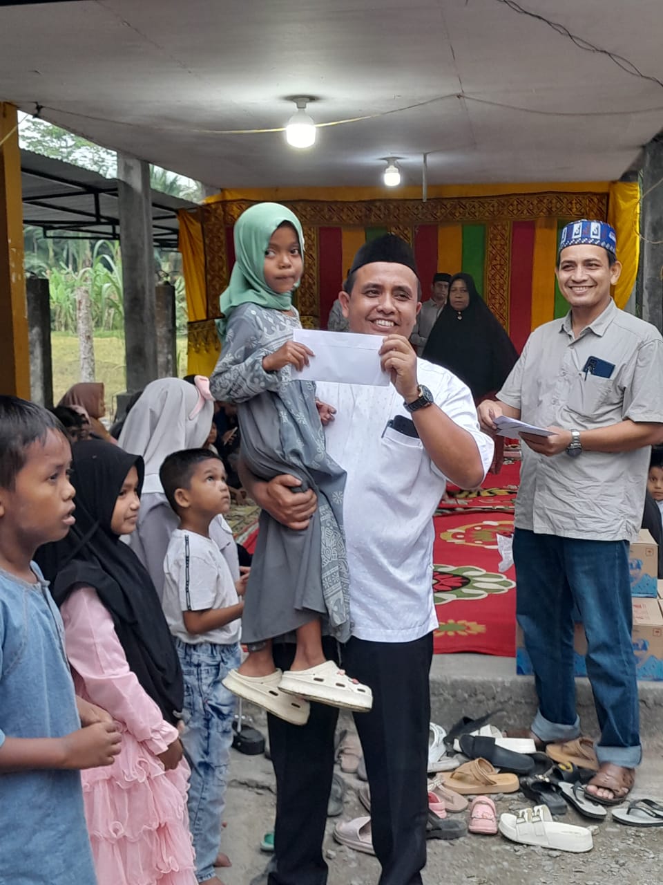 Kemukiman Kulu memberikan santunan anak yatim yang dilaksanakan Mesjid Jamik Baitul Hamdi Desa Paya Undan Kecamatan Seunagan Nagan Raya, Sabtu (22/3).(Waspada/Muji Burrahman)