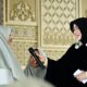 Wali Kota Banda Aceh, Illiza Sa'aduddin Djamal, berdialog dengan salah seorang santriwati tentang kegiatan mereka selama bulan suci Ramadhan. (Waspada/Ist)