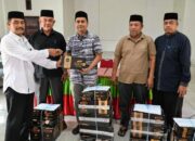Jelang Idul Fitri, Wabup Aceh Besar Bantu Sarung Teungku Imum Dan Bilal