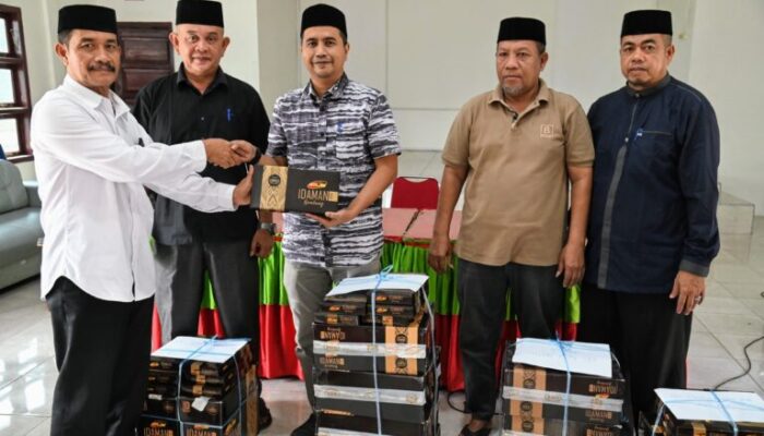 Jelang Idul Fitri, Wabup Aceh Besar Bantu Sarung Teungku Imum Dan Bilal