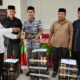 Wabup Aceh Besar, Drs. Syukri, menyerahkan cenderamata berupa kain sarung kepada para imeum masjid, dan para tokoh agama lainnya. (Waspada/Ist)