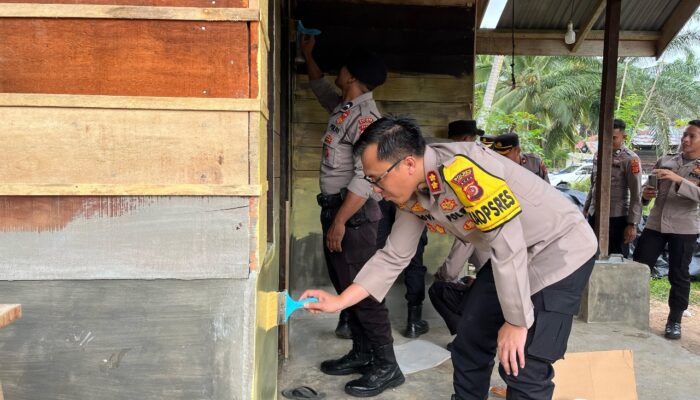 Ramadhan Peduli, Polisi Bedah Rumah Warga Miskin Di Aceh Timur