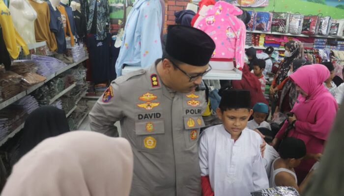  Kapolres Langkat Ajak Anak Yatim Belanja Pakaian Lebaran