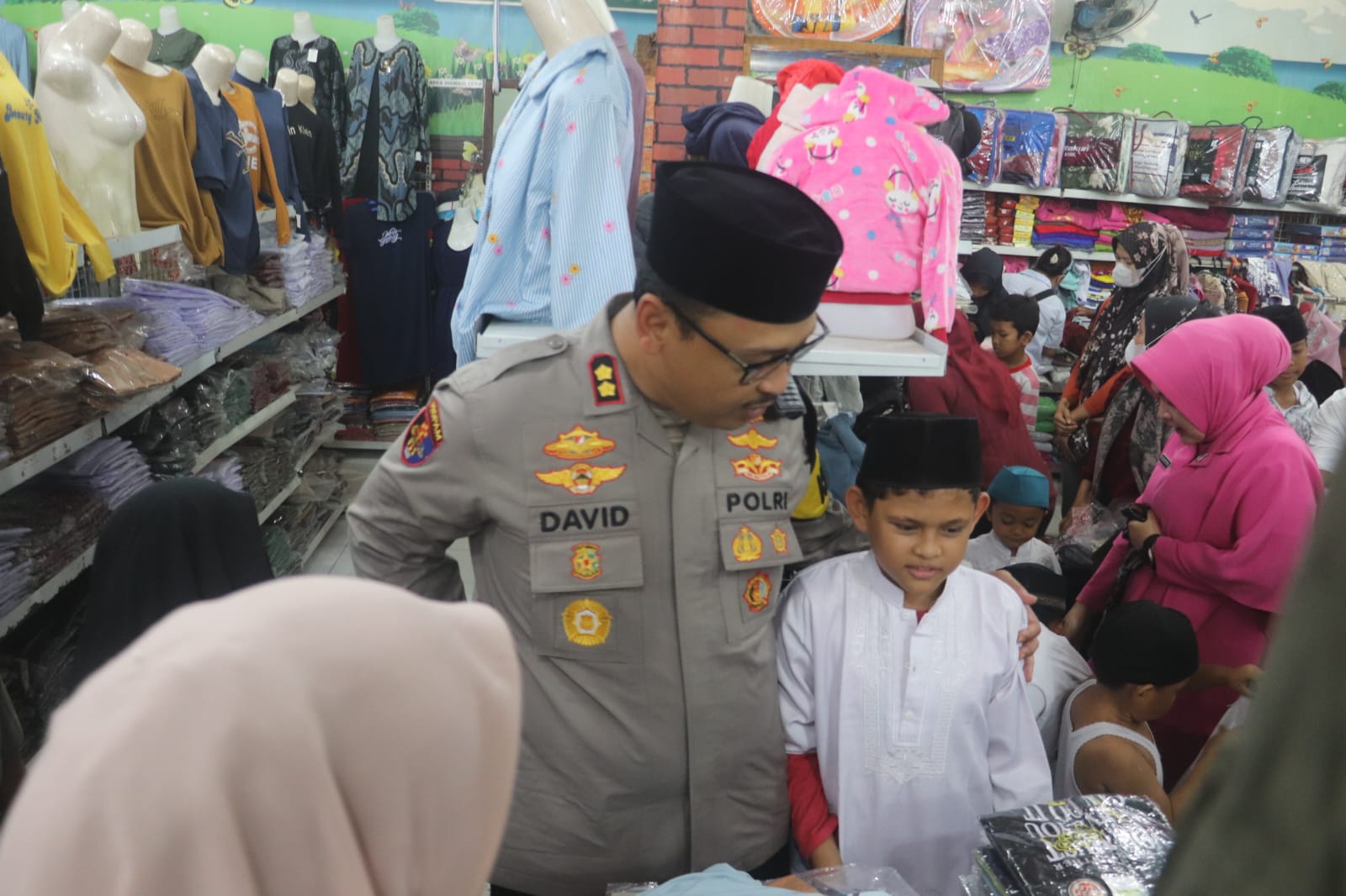  Kapolres Langkat Ajak Anak Yatim Belanja Pakaian Lebaran